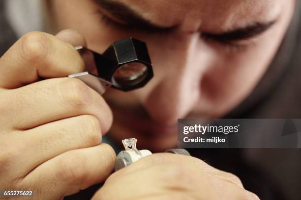 joyería de fabricación - jeweller fotografías e imágenes de stock