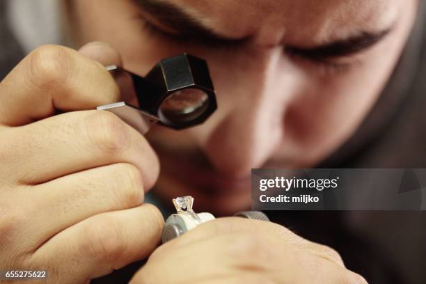 sieraden fabricage - juwelier stockfoto's en -beelden