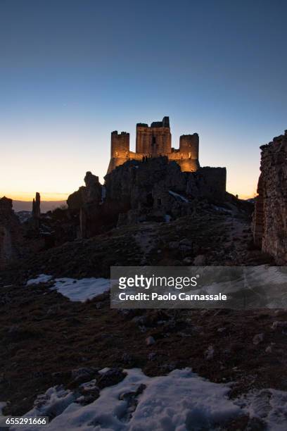 rocca calascio castle at sunset in winter, abruzzo region, italy. - ambientazione tranquilla stock-fotos und bilder