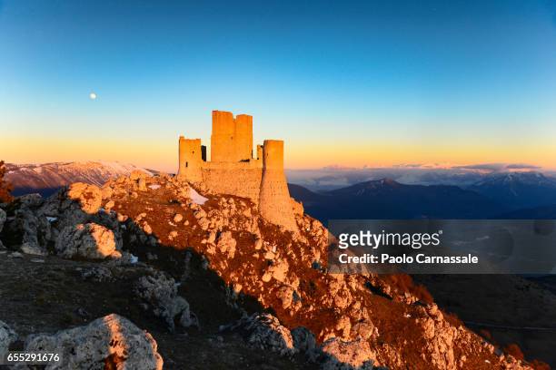 rocca calascio fortress at sunset in winter, abruzzo region, italy - scena non urbana stock-fotos und bilder