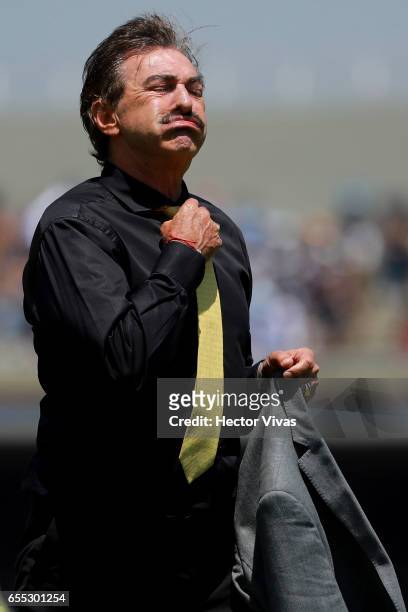 Ricardo La Volpe coach of America gestures during the 11th round match between Pumas UNAM and America as part of the Torneo Clausura 2017 Liga MX at...