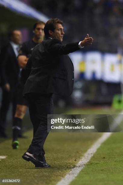 Guillermo Barros Schelotto coach of Boca Juniors gives instructions to his players during a match between Boca Juniors and Talleres as part of Torneo...