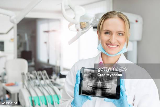 radiólogo dental joven - radiologia dental fotografías e imágenes de stock