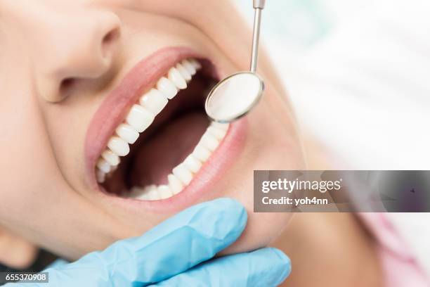 tener una dentadura sana. - dentistas fotografías e imágenes de stock