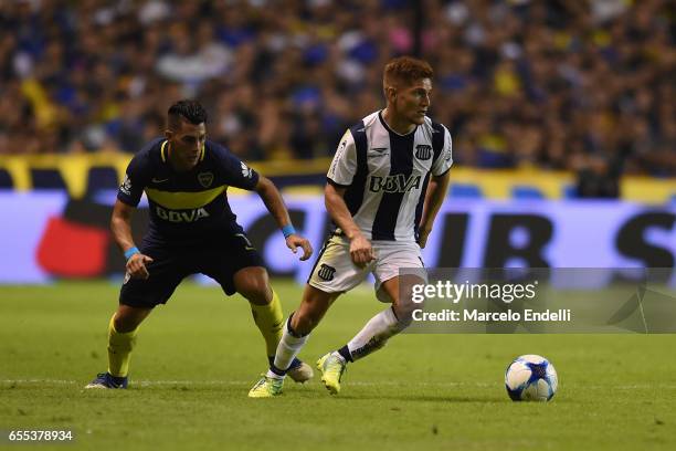 Leonardo Gil of Talleres drives the ball during a match between Boca Juniors and Talleres as part of Torneo Primera Division 2016/17 at Alberto J...