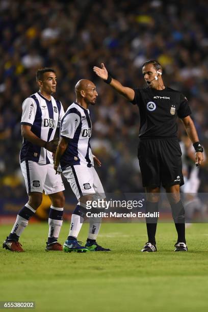 Referee Ariel Panel gives gestures as Pablo Guiñazú of Talleres argues during a match between Boca Juniors and Talleres as part of Torneo Primera...