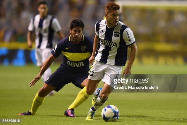 Leonardo Gil of Talleres drives the ball during a match between Boca Juniors and Talleres as part of Torneo Primera Division 2016/17 at Alberto J...