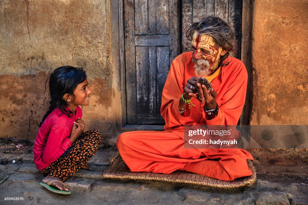 Meisje observeren hoe Sadhu doen zijn make-up