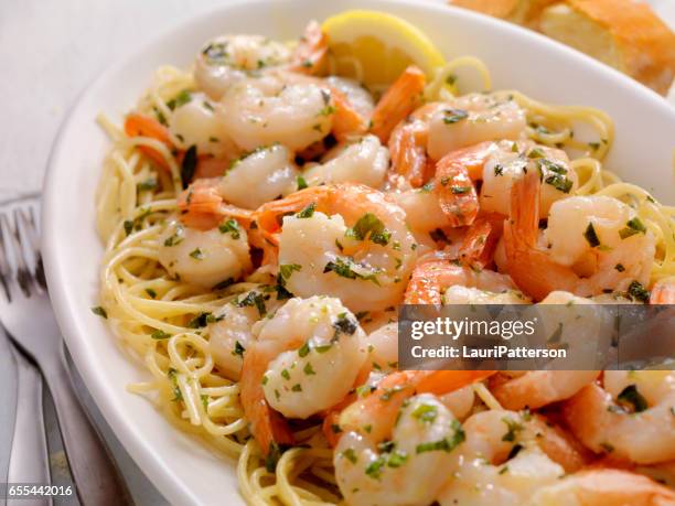 shrimp scampi mit nudeln - shrimp scampi stock-fotos und bilder