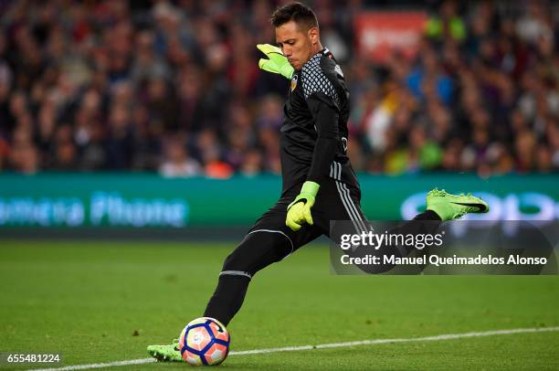 Diego Alves of Valencia in action during the La Liga match between FC Barcelona and Valencia CF at Camp Nou Stadium on March 19, 2017 in Barcelona,...