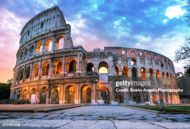 the roman coliseum in the early morning - colosseum stock-fotos und bilder