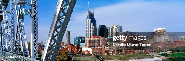 nashville skyline and john seigenthaler pedestrian bridge - john-seigenthaler-pedestrian-bridge stock pictures, royalty-free photos & images