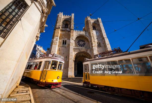 lisbon trams - cattedrale della sé foto e immagini stock