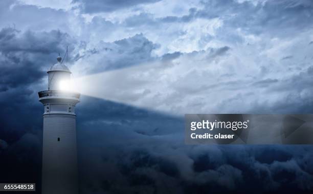 faro y el mal tiempo de fondo - lighthouse fotografías e imágenes de stock