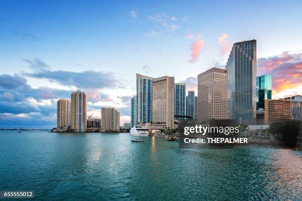 邁阿密的天際線比斯坎灣 - miami skyline 個照片及圖片檔