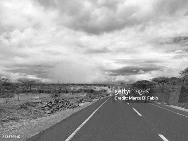 road to nowhere - orizzonte stock pictures, royalty-free photos & images