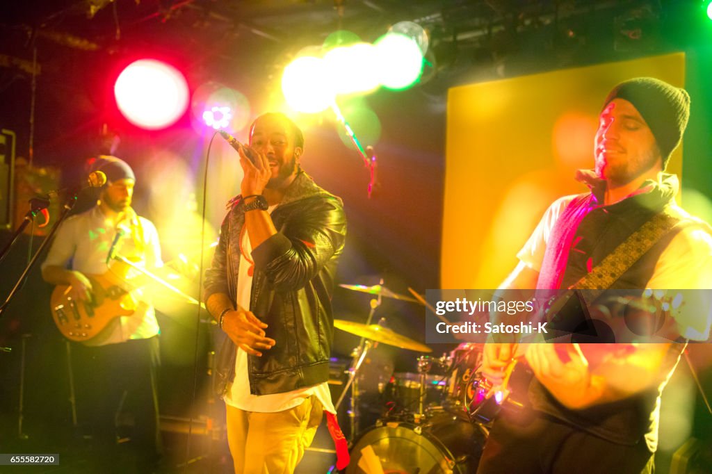 ロックバンドのライブ パフォーマンス
