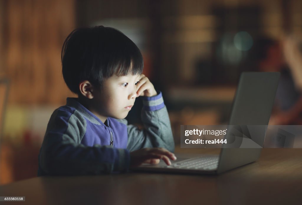 Kinderen met behulp van laptop