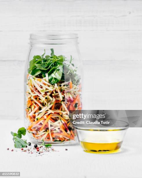 salad in a jar - salat im glas stock-fotos und bilder