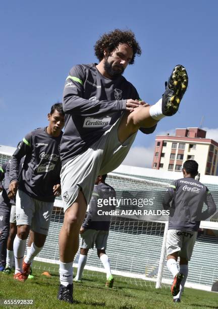 Fernando Marteli, realiza ejercicios durante una parctica de la seleccion boliviana de futbol, el 20 de marzo de 2017, en La Paz. Bolivia se prepara...