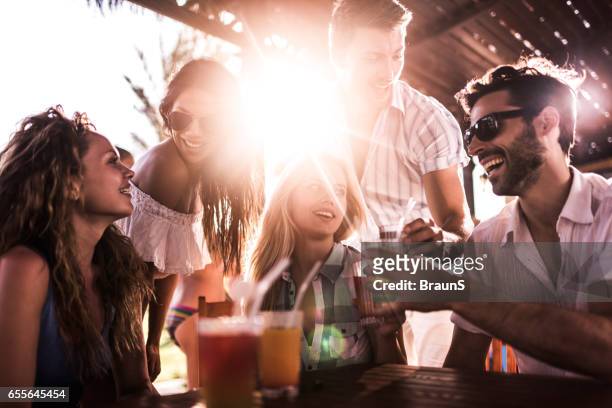 junge glückliche menschen genießen einen tag in einer bar. - cocktail sonnenuntergang stock-fotos und bilder