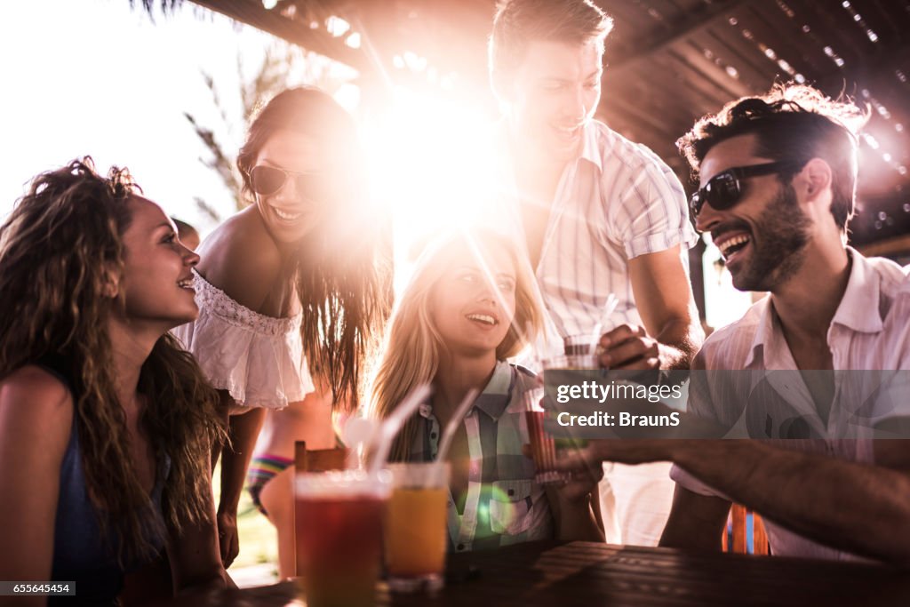 Gelukkig jongeren genieten van een dag in een bar.