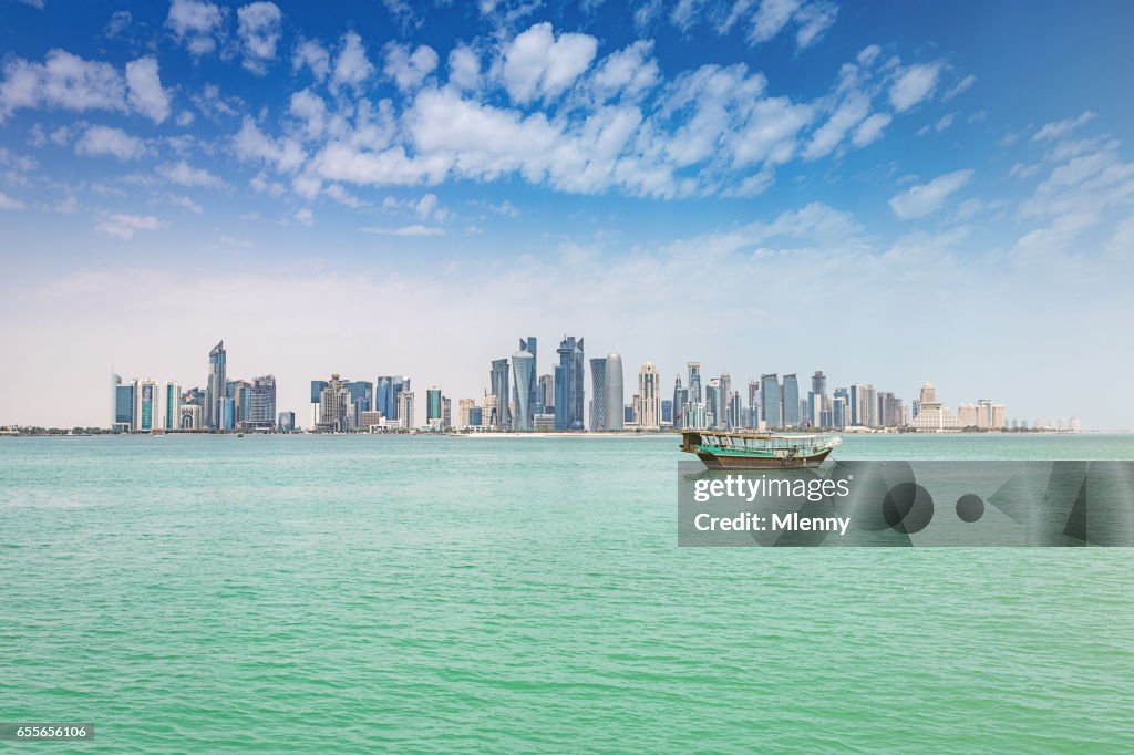 Traditionellen Dhau moderne Doha Skyline Katar