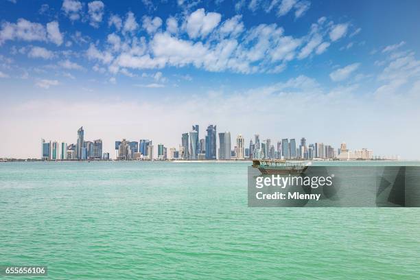 traditionele dhow moderne doha skyline qatar - doha stockfoto's en -beelden