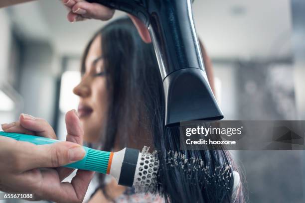 zeit für ein ausblasen - haare föhnen stock-fotos und bilder