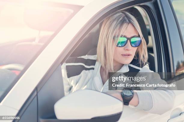 woman driving - caucasian giovane stock pictures, royalty-free photos & images