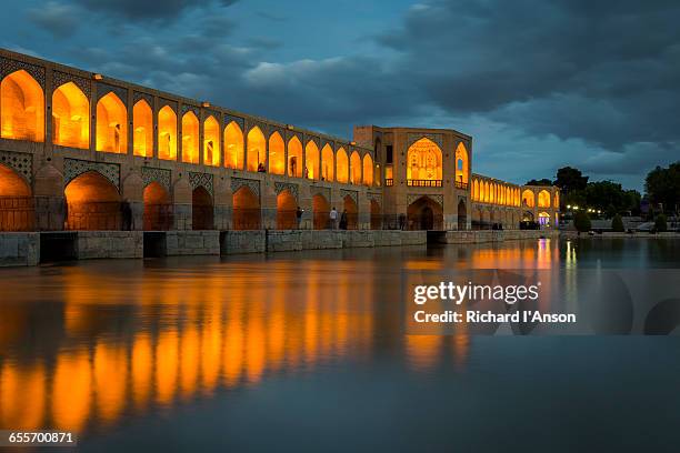 khaju bridge over the zayandeh river at dusk - isfahan stock-fotos und bilder