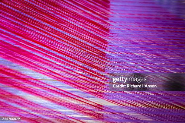 detail of silk threads on carpet loom - linhas texteis imagens e fotografias de stock