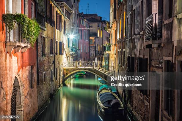 venedig at night - venice canal stock pictures, royalty-free photos & images