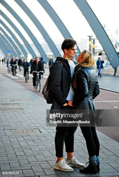 afscheid kus bij het station. - hike stockfoto's en -beelden