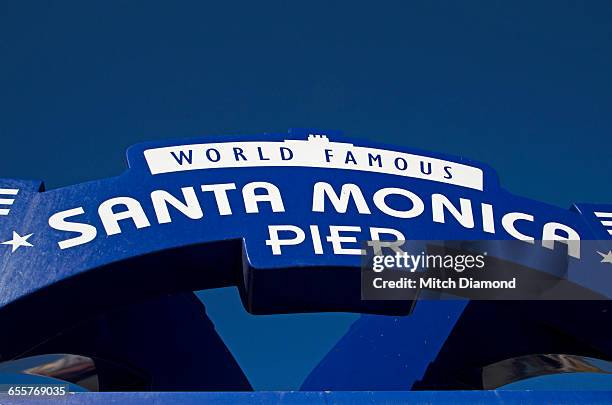 santa monica pier sign - santa monica pier foto e immagini stock