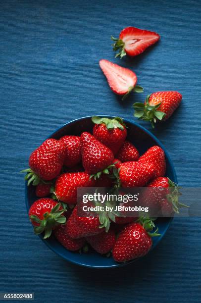 ciotola di fragole - fragola foto e immagini stock