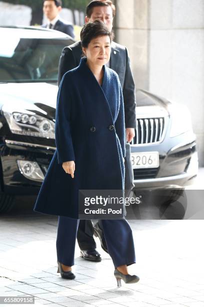 Former President Park Geun-hye arrives at the entrance of the Seoul Central District Prosecutors' Office to undergo prosecution questioning on March...
