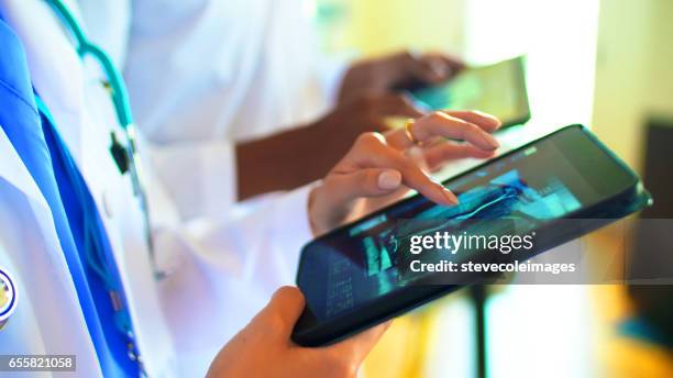 médecins travaillant avec tablette numérique - outil de diagnostic médical photos et images de collection