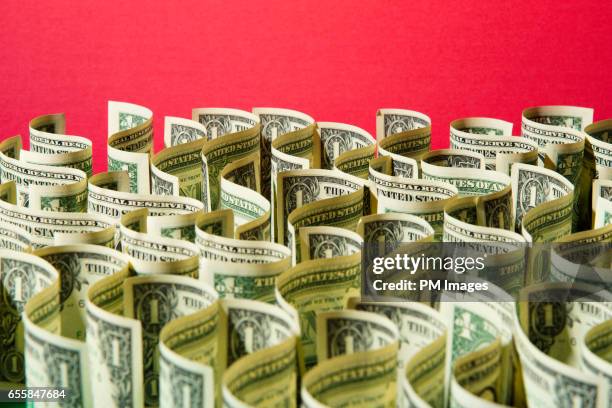 sea of us 1 dollar bills on red - geldfluss stock-fotos und bilder