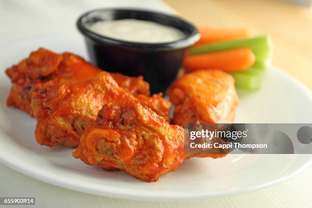 buffalo chicken wings plate - ali di pollo fritte alla buffalo foto e immagini stock