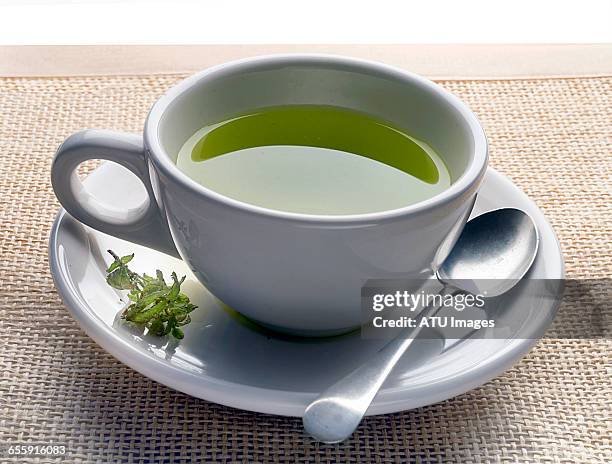 green tea on mat - grüner tee stock-fotos und bilder