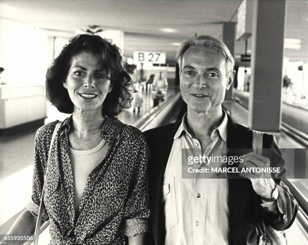 File picture taken 17 July 1987 in Amsterdam showing American painter Roy Lichtenstein and his wife Dorothy at Schipol Airport before thy board a...