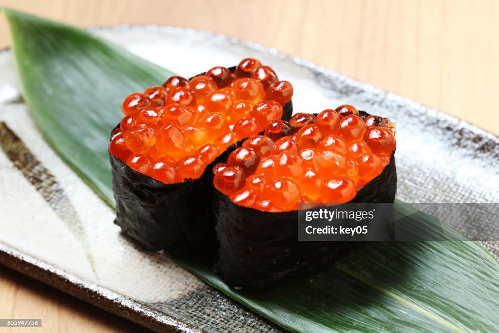 Ikura Sushi , ikura mit Algen (Nori), japanische Küche