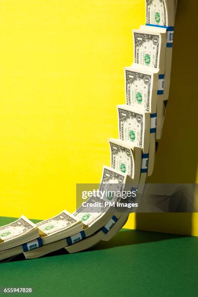 us dollars climbing a wall - eén dollar amerikaanse dollar stockfoto's en -beelden