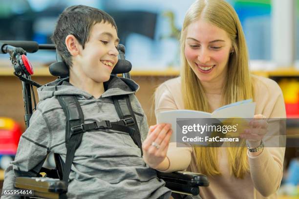 reading zusammen - physical disability stock-fotos und bilder