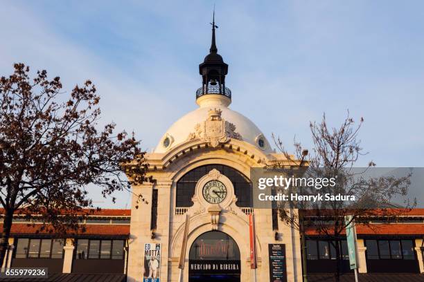 mercado da ribeira in lisbon - tiempo-muerto fotografías e imágenes de stock
