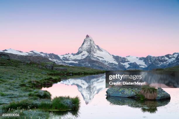 matterhorn at dawn with stellisee in foreground - cantão de valais imagens e fotografias de stock