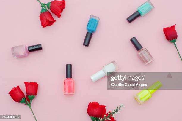top view nail polish and red roses - red nail polish stockfoto's en -beelden