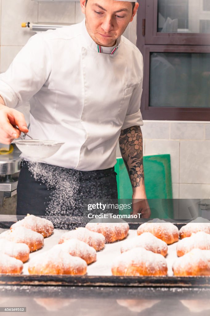 Decorating croissanter med florsocker
