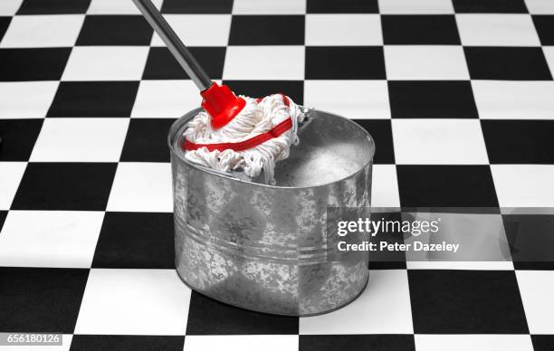 mop and bucket - daily bucket stockfoto's en -beelden